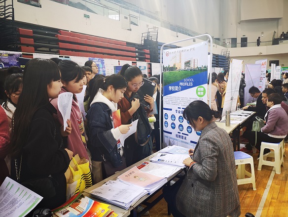 郑大招聘会1.jpg