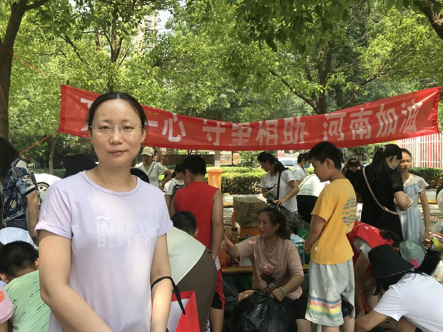 1631233044545148.jpg 郑玲老师为新乡捐赠物资.jpg