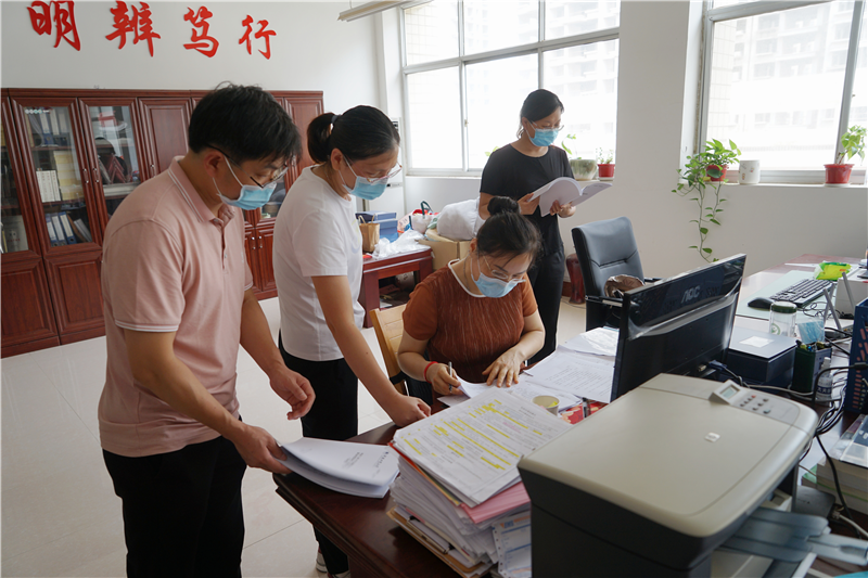 郑州市高新区社会事业局张燕主任一行到校检查疫情防控工作