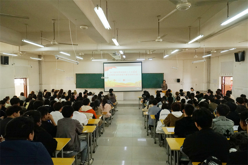 学院党委书记为学生讲授春季学期开学第一课
