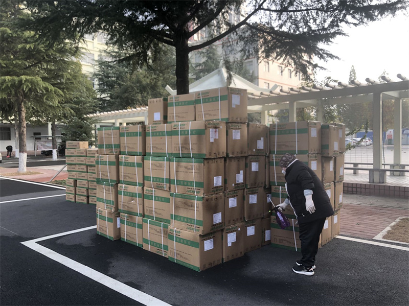 暖心疫线，我院为学生发放防疫物资