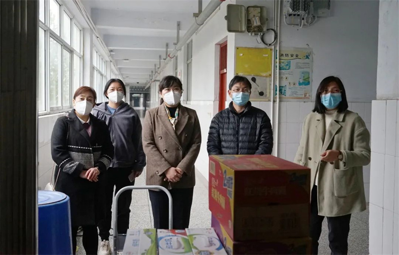 学院领导为学生送去温暖